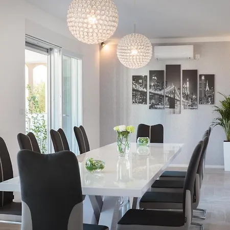 Divina 로고즈니차