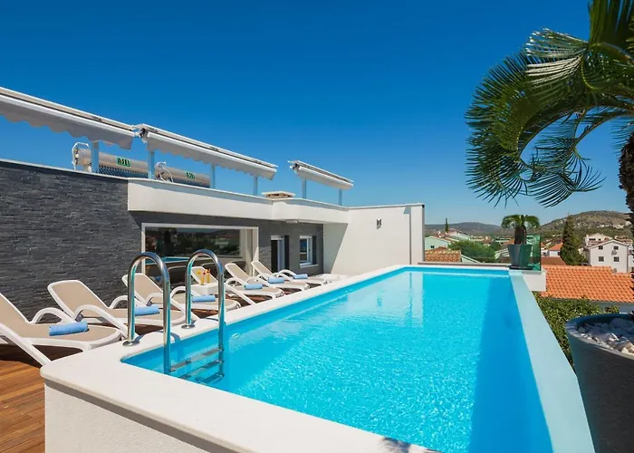 Divina 로고즈니차