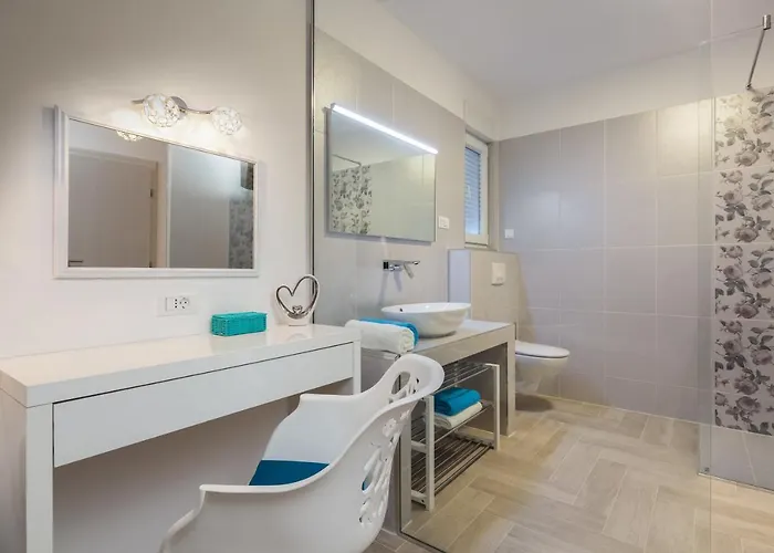 Divina 로고즈니차